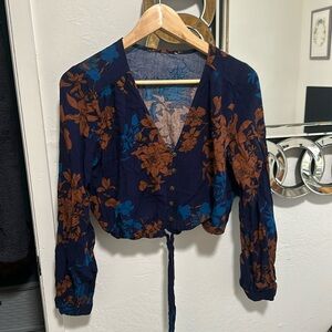 Cute crop top with floral print and buttons